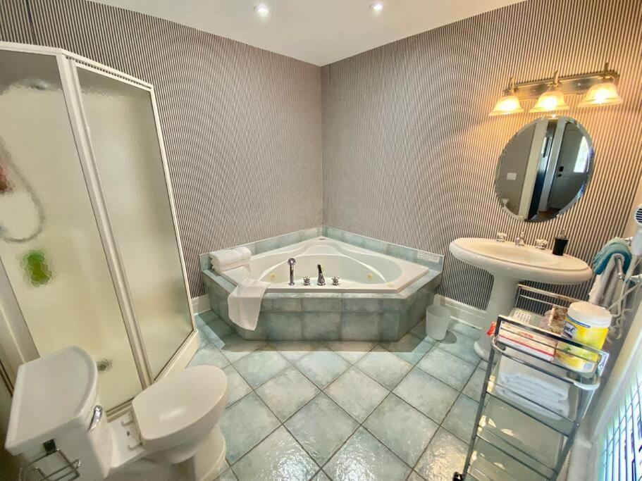 Adorable 2-Bedroom Unit With Jacuzzi Beside Falls Niagara Falls Esterno foto