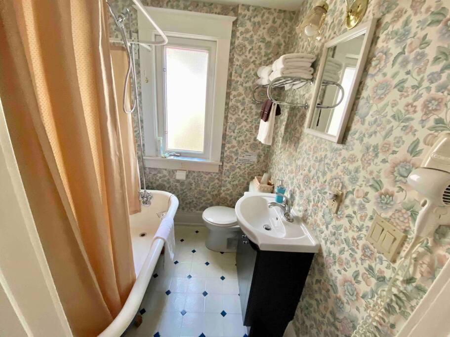 Adorable 2-Bedroom Unit With Jacuzzi Beside Falls Niagara Falls Esterno foto