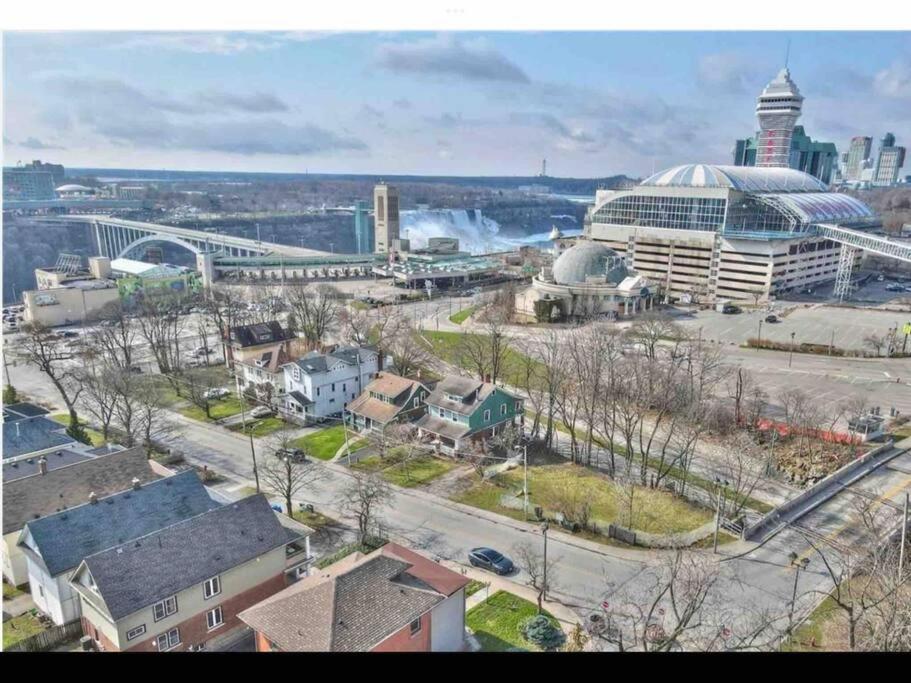 Adorable 2-Bedroom Unit With Jacuzzi Beside Falls Niagara Falls Esterno foto
