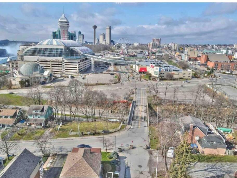 Adorable 2-Bedroom Unit With Jacuzzi Beside Falls Niagara Falls Esterno foto