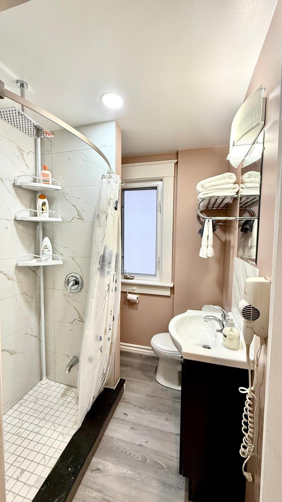 Adorable 2-Bedroom Unit With Jacuzzi Beside Falls Niagara Falls Esterno foto