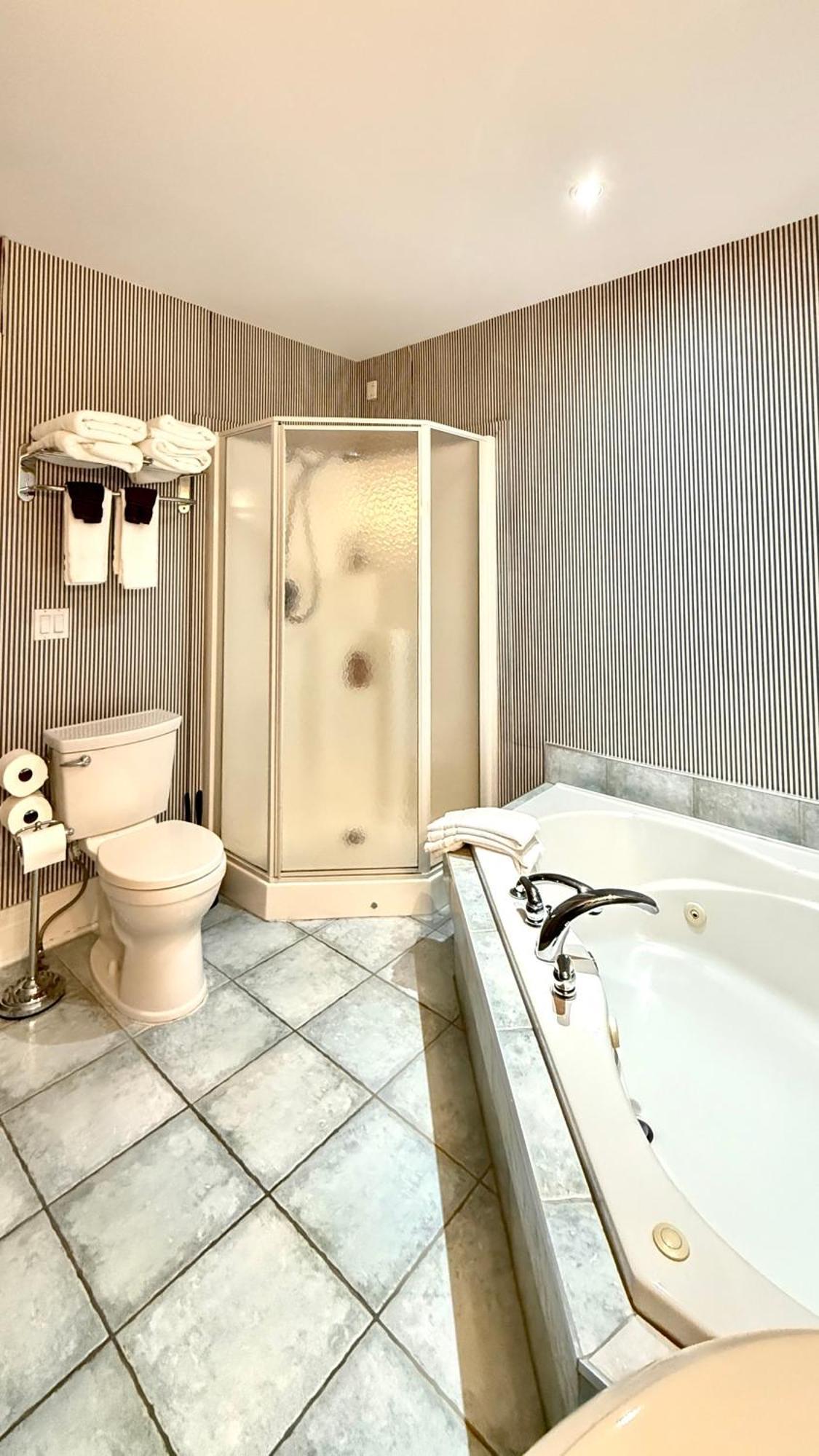 Adorable 2-Bedroom Unit With Jacuzzi Beside Falls Niagara Falls Esterno foto