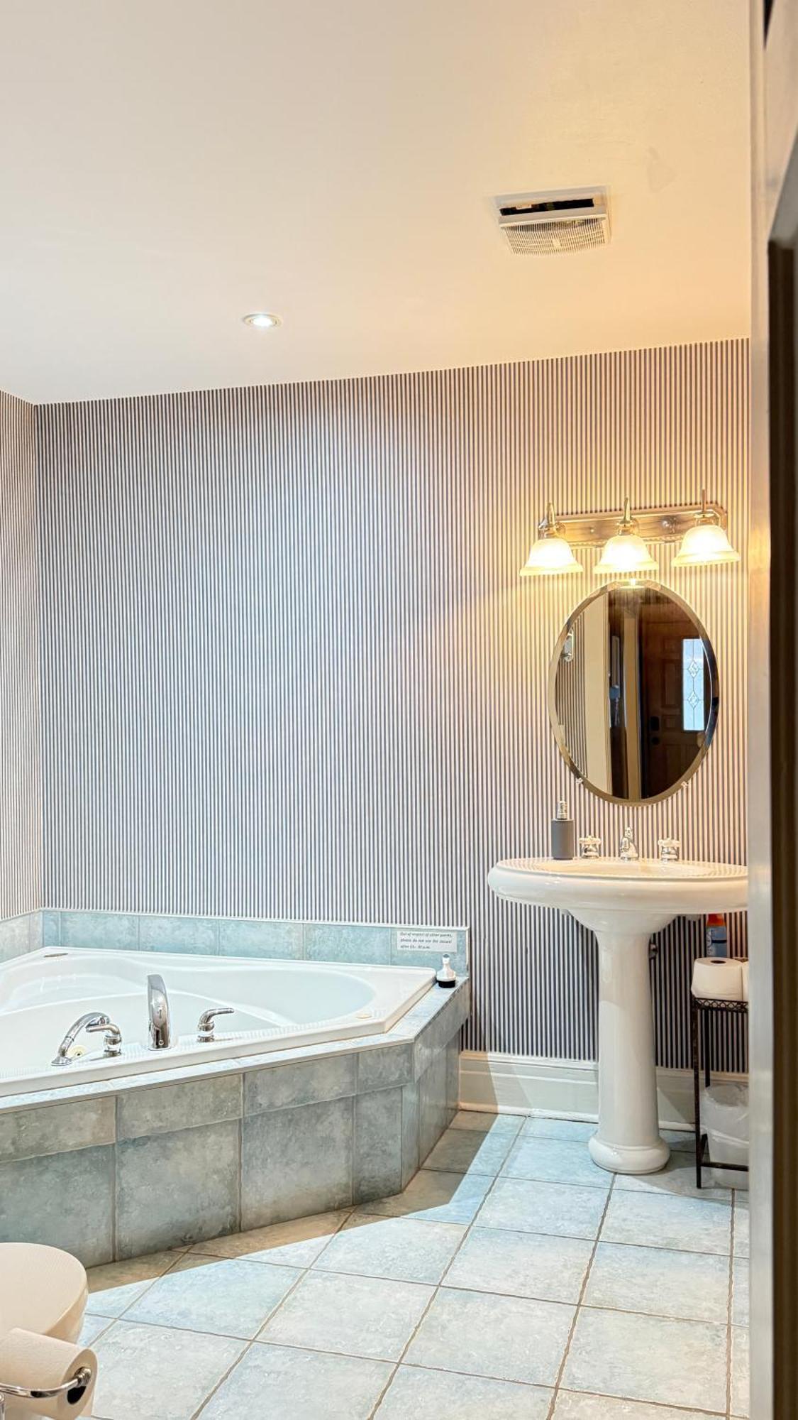 Adorable 2-Bedroom Unit With Jacuzzi Beside Falls Niagara Falls Esterno foto